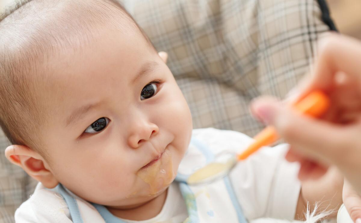 婴儿辅食添加的时机与注意事项